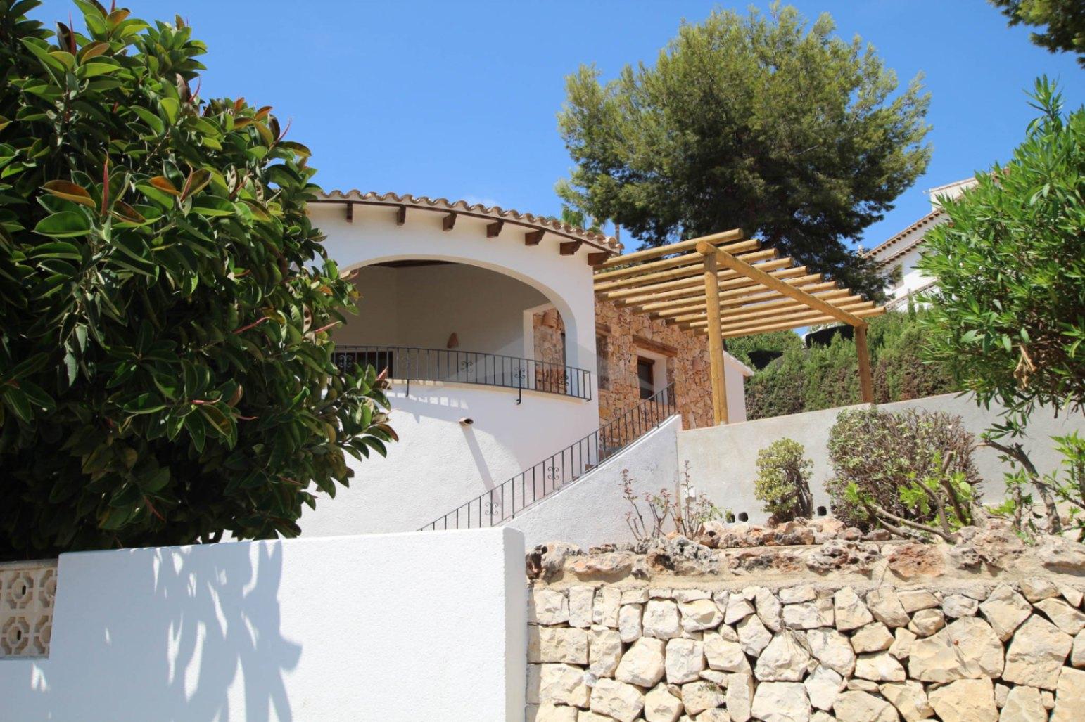 Gerenoveerde villa met uitzicht op zee te koop in Benissa