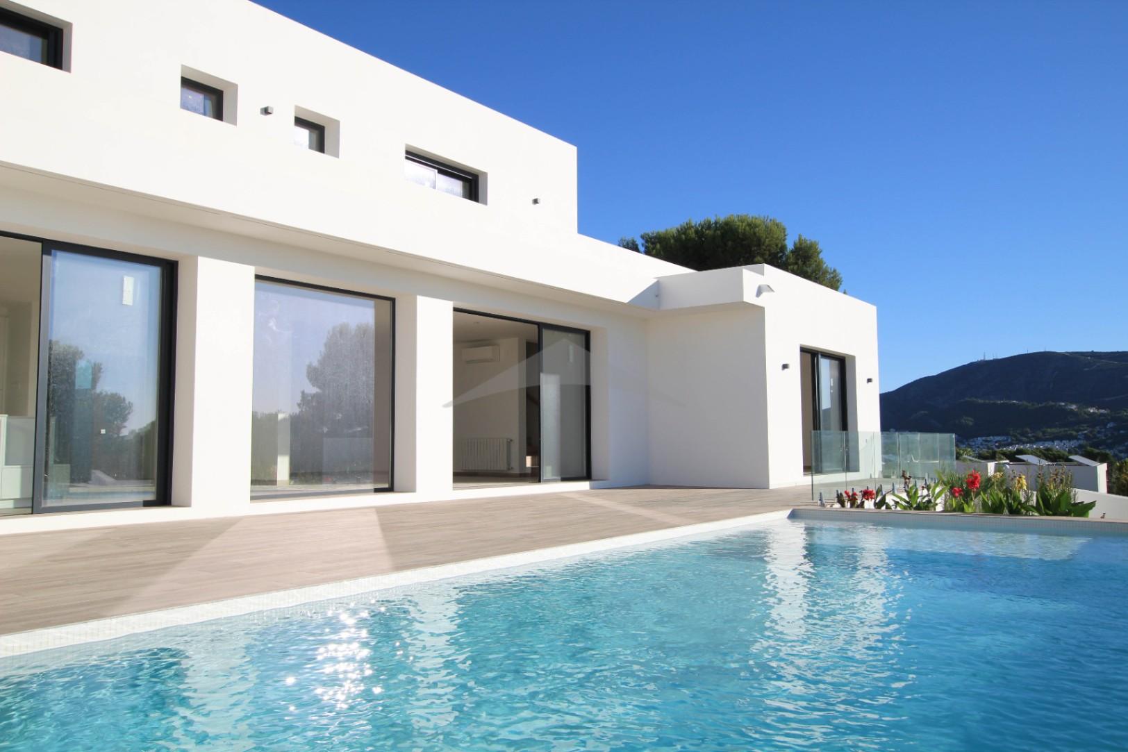 Moderne villa met extra woning met zeezicht in Moraira
